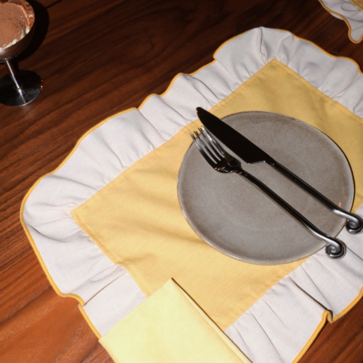 ruffled placemat butter yellow & cream - set of 2
