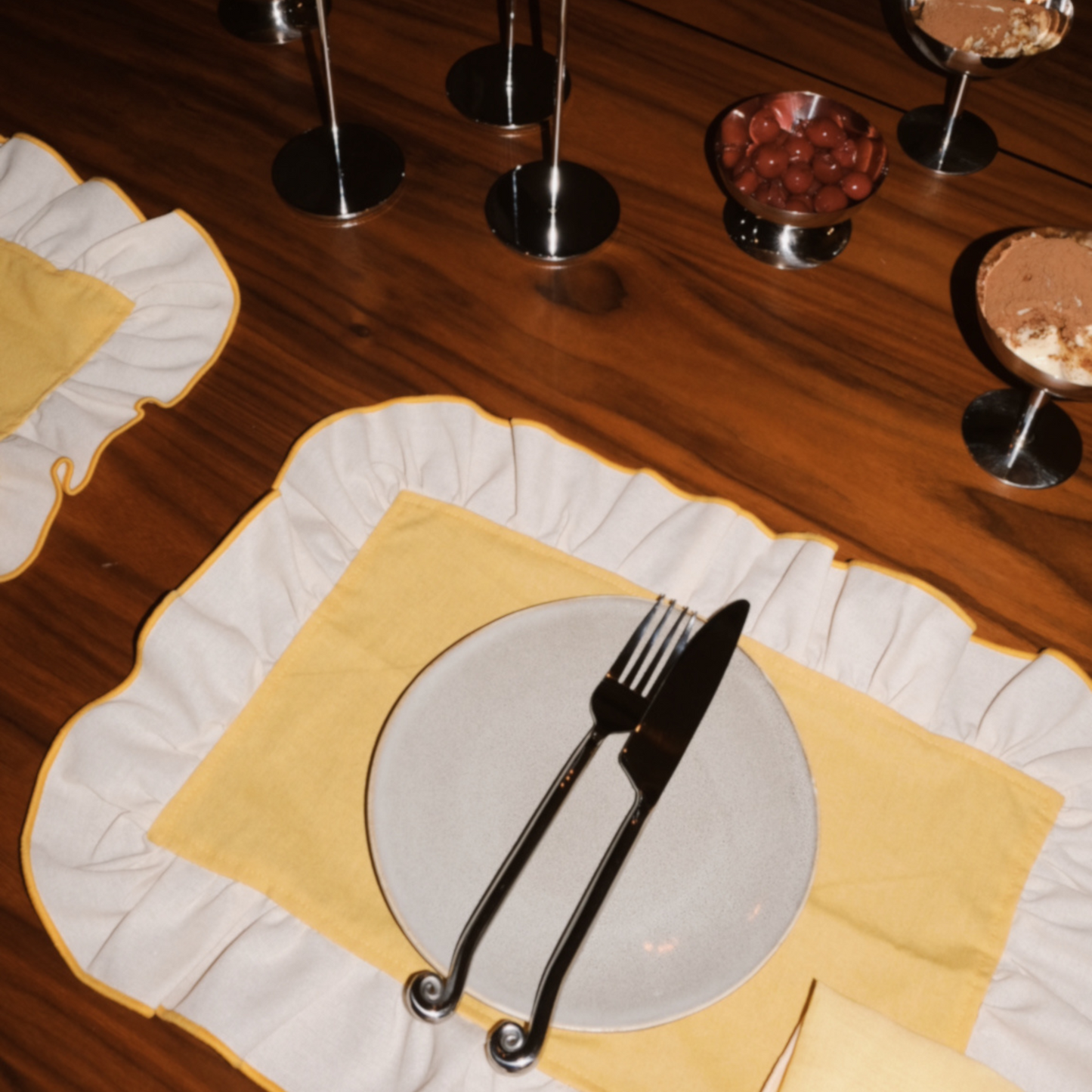 ruffled placemat butter yellow & cream - set of 2